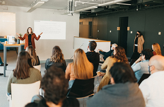 Fotografía de charla en TIRONI