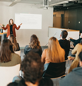 Fotografía de charla en TIRONI